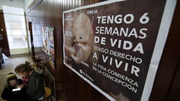 Pañuelos celestes y afiches en la iglesia Santa Rosa de Lima, de Mendoza al 1300.