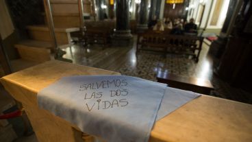 Pañuelos celestes y afiches en la iglesia Santa Rosa de Lima, de Mendoza al 1300.
