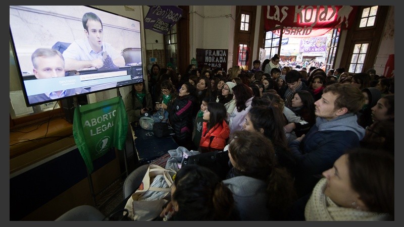 En la Facultad de Entre Ríos al 700 se sigue con expectativa el debate en el Congreso. 
