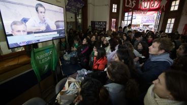 En la Facultad de Entre Ríos al 700 se sigue con expectativa el debate en el Congreso.