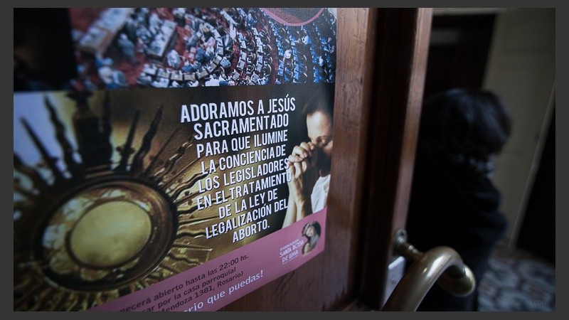 Pañuelos celestes y afiches en la iglesia Santa Rosa de Lima, de Mendoza al 1300.