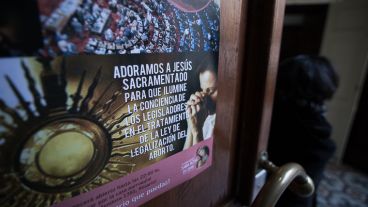 Pañuelos celestes y afiches en la iglesia Santa Rosa de Lima, de Mendoza al 1300.