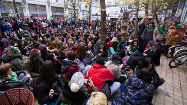 En la Facultad de Entre Ríos al 700 se sigue con expectativa el debate en el Congreso.