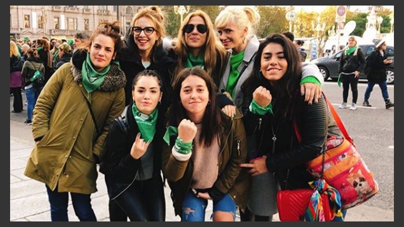 Jimena Barón y otras actrices que apoyan la ley para legalizar el aborto.