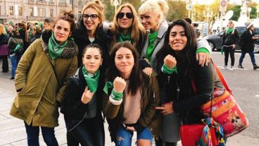 Jimena Barón y otras actrices que apoyan la ley para legalizar el aborto.