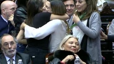 Carrió en el recinto tras la aprobación de la despenalización.
