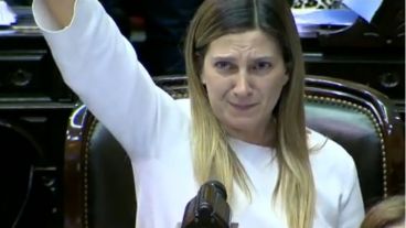 Lospennato al cerrar su exposición alzó su brazo derecho.