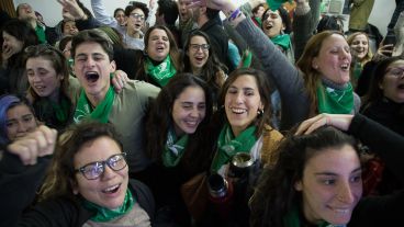 Los festejos en la Facultdad de Humanidades tras escuchar la votación.