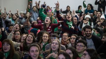 Los festejos en la Facultdad de Humanidades tras escuchar la votación.
