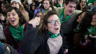 Los festejos en la Facultdad de Humanidades tras escuchar la votación.
