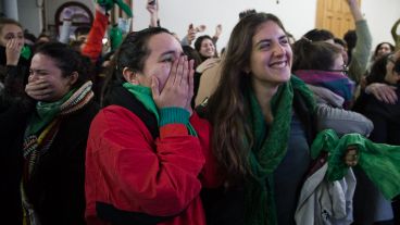 Los festejos en la Facultdad de Humanidades tras escuchar la votación.