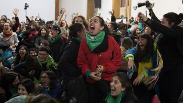 Los festejos en la Facultdad de Humanidades tras escuchar la votación.