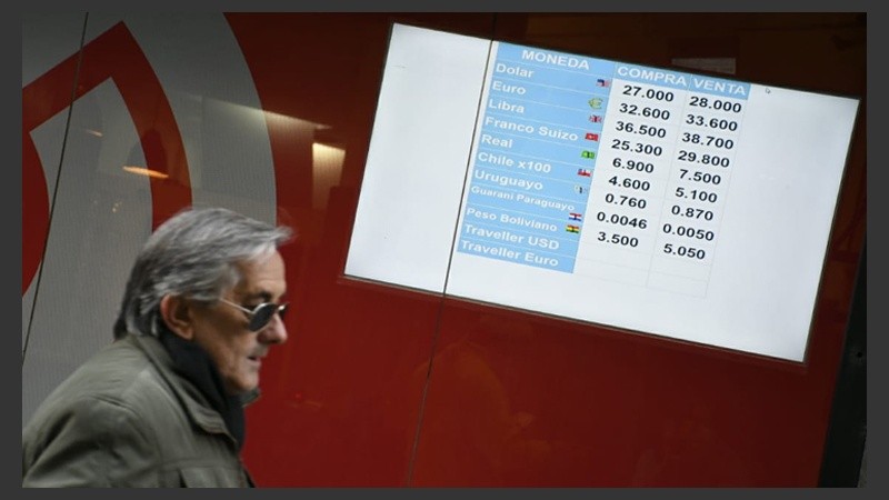 Dólar imparable: en enero saltó a 20, en mayo a 25 y ya está en 28.