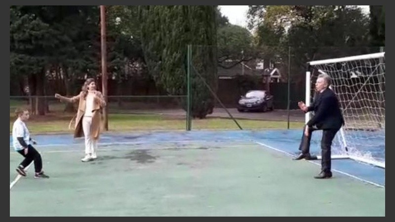 El momento del pelotazo que recibe el presidente. 