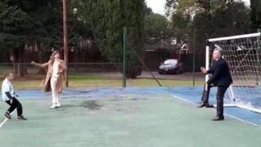 El momento del pelotazo que recibe el presidente.