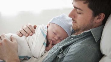 Cuando el bebé interactúa tempranamente con el padre mejora su salud psicológica.
