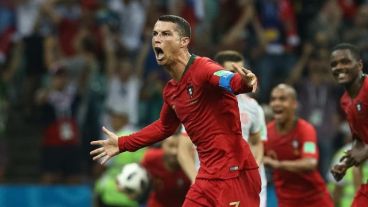 Cristiano Ronaldo hizo tres goles y la rompió en el duelo con España.