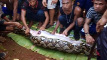 Los habitantes de la región abrieron la pitón y encontraron a la mujer.