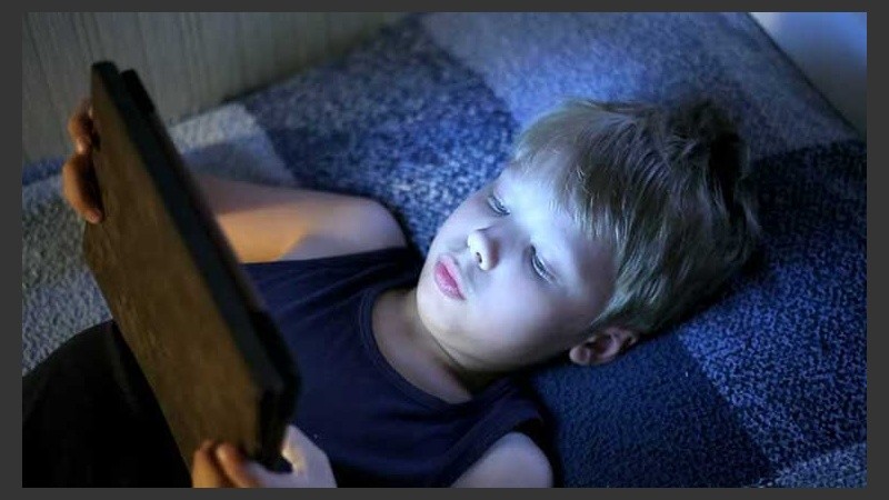 Muchos chicos se van a dormir con la tablet.