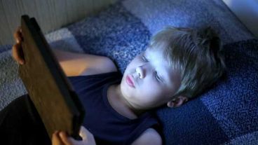 Muchos chicos se van a dormir con la tablet.