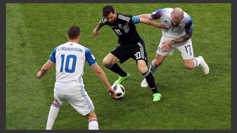 Messi erró un penal y se diluyó entre los defensores nórdicos.