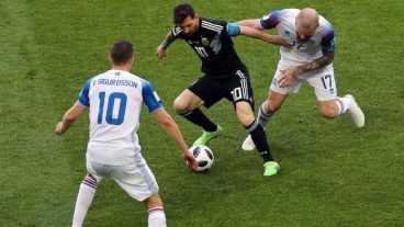 Messi erró un penal y se diluyó entre los defensores nórdicos.