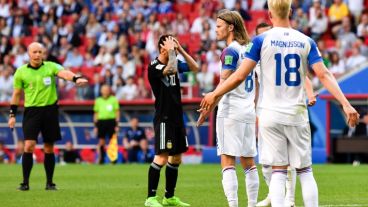 Messi se toma la cabeza por una ocasión fallada.