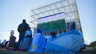 Hinchas rosarinos vivieron el debut argentino en la pantalla gigante.