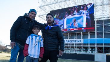 Hinchas rosarinos vivieron el debut argentino en la pantalla gigante.