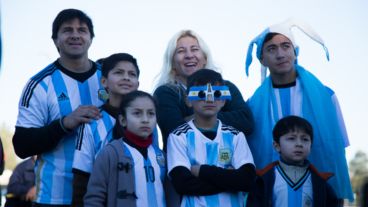 Hinchas rosarinos vivieron el debut argentino en la pantalla gigante.