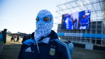 Hinchas rosarinos vivieron el debut argentino en la pantalla gigante.