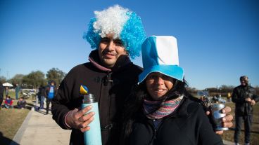 Hinchas rosarinos vivieron el debut argentino en la pantalla gigante.