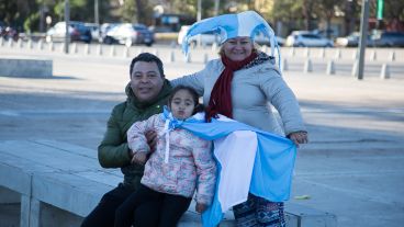 Hinchas rosarinos vivieron el debut argentino en la pantalla gigante.