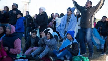 Hinchas rosarinos vivieron el debut argentino en la pantalla gigante.