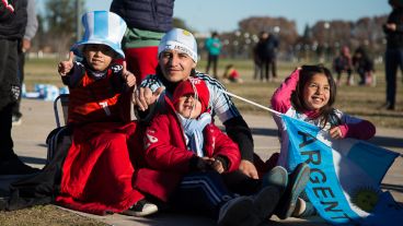 Hinchas rosarinos vivieron el debut argentino en la pantalla gigante.