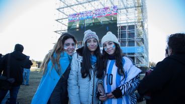 Hinchas rosarinos vivieron el debut argentino en la pantalla gigante.