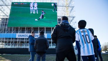 Hinchas rosarinos vivieron el debut argentino en la pantalla gigante.