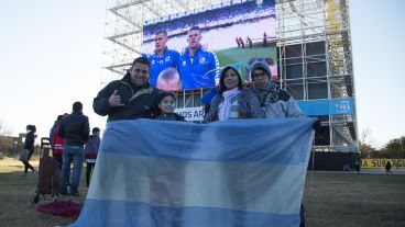 Hinchas rosarinos vivieron el debut argentino en la pantalla gigante.
