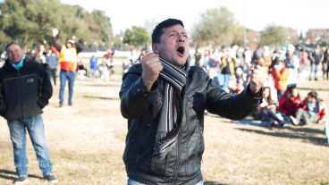 Hinchas rosarinos vivieron el debut argentino en la pantalla gigante.
