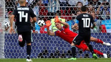 Mascherano mira el penal fallado por Messi.