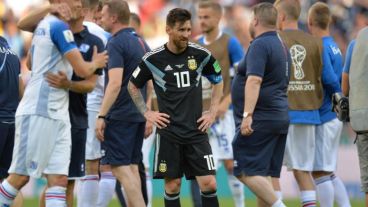 Messi erró un penal en el empate ante Islandia.