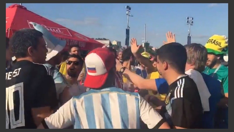Casi piñas entre argentinos y brasileños en Moscú. 