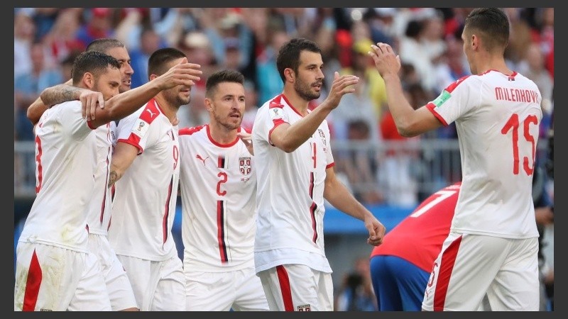 La selección serbia celebró la victoria conseguida ante Costa Rica en su debut por el Grupo E.