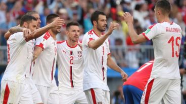 La selección serbia celebró la victoria conseguida ante Costa Rica en su debut por el Grupo E.