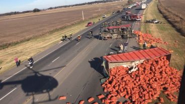 El camión quedó tumbado y el coche, totalmente destruido en la banquina.