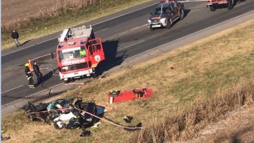 El camión quedó tumbado y el coche, totalmente destruido en la banquina.