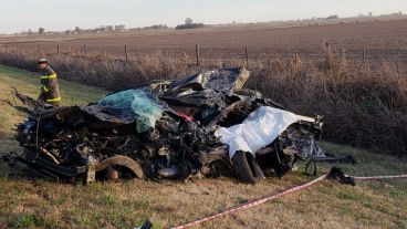 El camión quedó tumbado y el coche, totalmente destruido en la banquina.