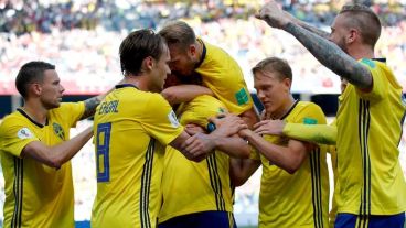 Los suecos celebraron el triunfo en el debut.