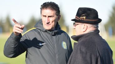 Bauza junto a Broglia, que lució un impecable look invernal.