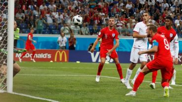 Kane cabecea para el gol del triunfo en Volgogrado.